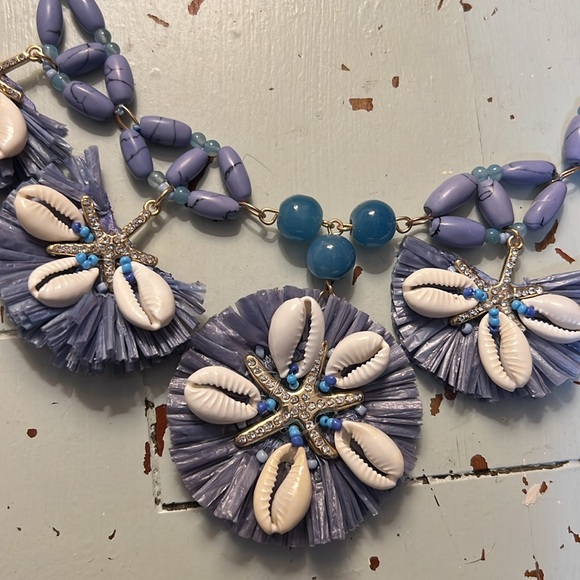 Chico’s Periwinkle Shell Bib Necklace. - Picture 4 of 9